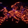 Hartă stilizată a Europei cu lumini strălucitoare.