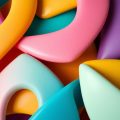 Culori vibrante, forme geometrice, sigle creative, design elegant.